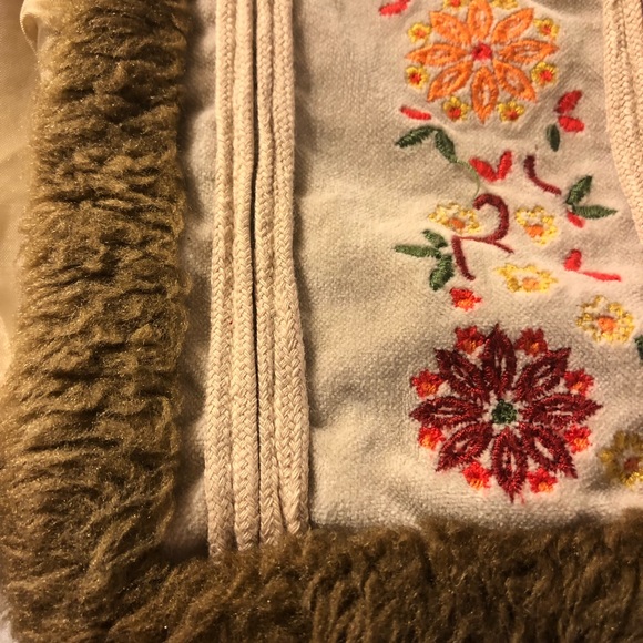 Cute flower embroidered vest with faux trim, no tags @girls size 4/5 - Picture 7 of 9